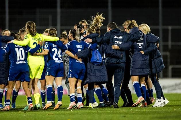 GOOGLE Pixel Frauen Bundesliga 1 FC Koeln TSG Hoffenheim 13 11 2023 The players of TSG Hoffenheim celebrate the victory GOOGLE Pixel Frauen Bundesliga 1 FC Koeln TSG Hoffenheim, Koeln, Franz Kremer Stadion DFB REGULATIONS PROHIBIT ANY USE OF PHOTOGRAPHS AS IMAGE SEQUENCES AND OR QUASI VIDEO Copyright: xBEAUTIFULxSPORTS Wunderlx