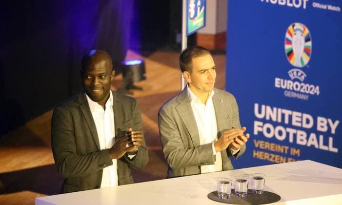 13 11 23 Podium Talk Diversity unites Germany, Stuttgart, 13 11 2023, Football, UEFA Euro 2024, Host City Stuttgart, Podium Talk Diversity unites f l Hans Sarpei former football player , Philipp Lahm Tournament Director UEFA EURO 2024