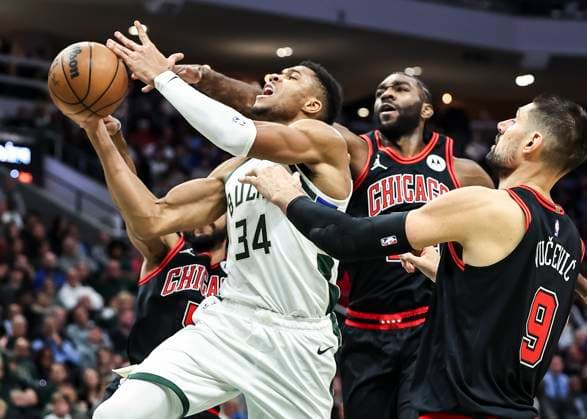 Bilder des Jahres 2023, Sport 11 November Sport Themen der Woche KW46 Sport Bilder des Tages (231114) -- MILWAUKEE, Nov. 14, 2023 -- Giannis Antetokounmpo (L, front) of Milwaukee Bucks goes for a lay-up during the 2023-2024 NBA, Basketball Herren, USA regular season match between Milwaukee Bucks and Chicago Bulls in Milwaukee, the United States, on Nov. 13, 2023. (Photo by Xinhua) (SP)U.S.-MILWAUKEE-BASKETBALL-NBA-BULLS VS BUCKS JoelxLerner 