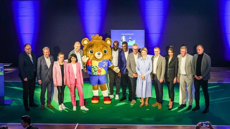 Muhterem Aras MdL, President of the State Parliament of Baden Wuerttemberg , Frank Thumm wfv Chief Executive Officer And the mascot Albaert of Euro 2024 Hans Sarpei former Bundesliga footballer and Ghanaian national player Clarence Seedorf, Global UEFA Ambassador for Diversity and Change and record winner of the Champions League Alexander Wehrle Chairman of the Supervisory Board of DFB GmbH Co KG and Chairman of the Board of VfB Stuttgart 1893 AG , Stuttgarts Social Mayor Dr Alexandra Sußmann Philipp Lahm Tournament Director UEFA EURO 2024 , Moderator Lea Wagner and organizers Wuerttembergischer Fussballverband Podiumstalk in der Liederhalle Stuttgart, Vielfalt vereint Euro 2024, 13 11 2023 Wuerttembergischer Fussballverband Podiumstalk in der Liederhalle Stuttgart, 13 11 2023 Stuttgart Copyright: xEibner-Pressefoto RogerxBuerkex EP RBE