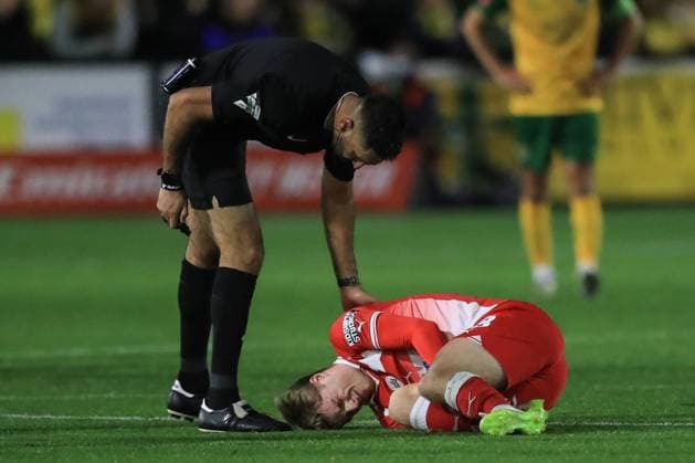 Sport Themen der Woche KW46 Sport Bilder des Tages Emirates FA Cup Horsham FC v Barnsley Sunny Singh Gill, referee checks on Luca Connell 48 of Barnsley as he goes down injured during the Emirates FA Cup match Horsham FC vs Barnsley at The Camping World Community Stadium, Horsham, United Kingdom, 14th November 2023 (Photo by Alfie Cosgrove News Images) Horsham The Camping World Community Stadium Sussex United Kingdom Copyright: xAlfiexCosgrove NewsxImagesx