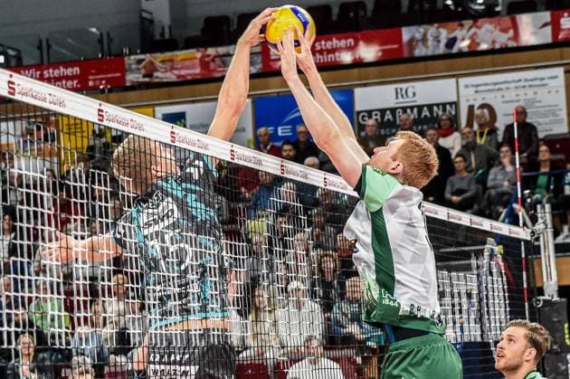 from left Leo Meyer Powervolleys Düren, 15 , Yannick Harms FT Freiburg, 3 , at the net in duel, duel, tackle, dynamic, action,, 14 11 2023, Düren Germany , Volleyball, 1 Bundesliga, SWD Powervolleys Düren FT 1844 Freiburg xmhx