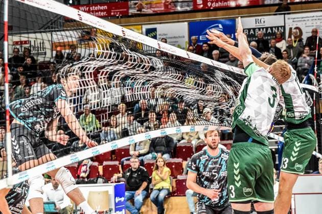 from left Robin Baghdady Powervolleys Düren, 8 with smash ball against Yannick Harms FT Freiburg, 3 and Pascall Ristl FT Freiburg, 13 , action, action, game scene, 14 11 2023, Düren Germany , Volleyball, 1 Bundesliga, SWD Powervolleys Düren FT 1844 Freiburg xmhx