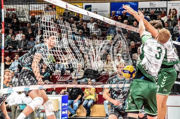 from left Robin Baghdady Powervolleys Düren, 8 with smash ball against Yannick Harms FT Freiburg, 3 and Pascall Ristl FT Freiburg, 13 , action, action, game scene, 14 11 2023, Düren Germany , Volleyball, 1 Bundesliga, SWD Powervolleys Düren FT 1844 Freiburg xmhx