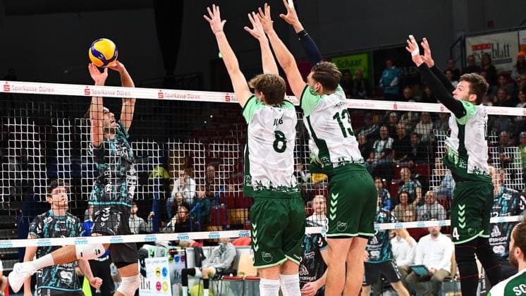 from left Marcin Ernastowicz Powervolleys Düren, 9 lifts the ball over the block of Anton Jung FT Freiburg, 8 and Pascall Ristl FT Freiburg, 13 , action, action, game scene, 14 11 2023, Düren Germany , Volleyball, 1 Bundesliga, SWD Powervolleys Düren FT 1844 Freiburg xmhx