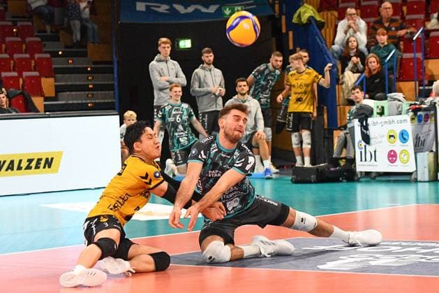 v li Shohei Nose Powervolleys Düren, 3 , Christopher Cj Gavlas, Powervolleys Düren, 6 receiving the ball, action, action, game scene, 14 11 2023, Düren Germany , Volleyball, 1 Bundesliga, SWD Powervolleys Düren FT 1844 Freiburg xmhx