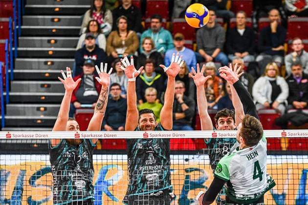 Oliver Hein FT Freiburg, 4 puts the ball over the Düren block, action, action, game scene, 14 11 2023, Düren Germany , Volleyball, 1 Bundesliga, SWD Powervolleys Düren FT 1844 Freiburg xmhx