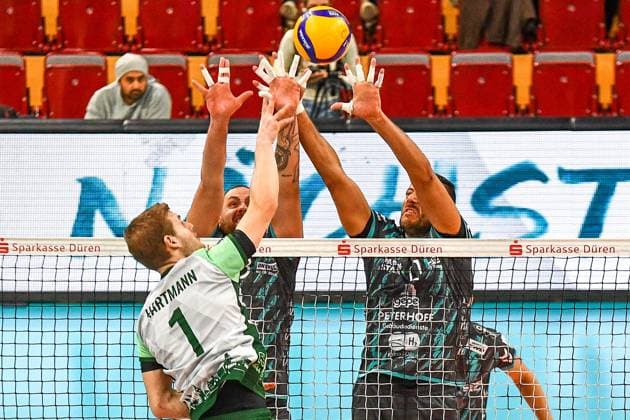 from left Luc Hartmann FT Freiburg, 1 lifts the ball over the block of Sebastian Gevert Powervolleys Düren, 13 and Michael Andrei Powervolleys Düren, 11 , action, action, game scene, 14 11 2023, Düren Germany , Volleyball, 1 Bundesliga, SWD Powervolleys Düren FT 1844 Freiburg xmhx