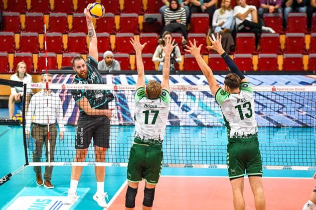 from left Sebastian Gevert Powervolleys Düren, 13 smashes the ball against the block of Linus Hüger Hueger FT Freiburg, 17 and Pascall Ristl FT Freiburg, 13 , action, action, game scene, 14 11 2023, Düren Germany , Volleyball, 1 Bundesliga, SWD Powervolleys Düren FT 1844 Freiburg xmhx