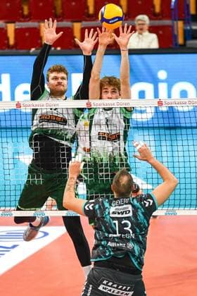 Sebastian Gevert Powervolleys Düren, 13 in the foreground, lifts the ball over the Freiburg block, action, action, game scene, 14 11 2023, Düren Germany , Volleyball, 1 Bundesliga, SWD Powervolleys Düren FT 1844 Freiburg xmhx