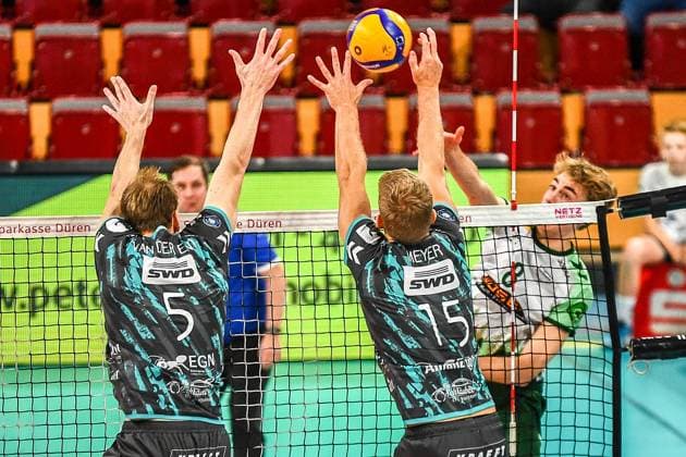 Anton Jung FT Freiburg, 8 right, smashes against the block of Luuc von der Ent Powervolleys Düren, 5 and Leo Meyer Powervolleys Düren, 15 , Action, Action, Game scene, 14 11 2023, Düren Germany , Volleyball, 1 Bundesliga, SWD Powervolleys Düren FT 1844 Freiburg xmhx