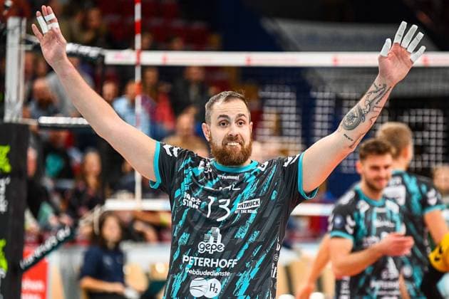Sebastian Gevert Powervolleys Düren, 13 , thanks the fans, thanks, thanks, celebrating, optimistic, 14 11 2023, Düren Germany , Volleyball, 1 Bundesliga, SWD Powervolleys Düren FT 1844 Freiburg xmhx