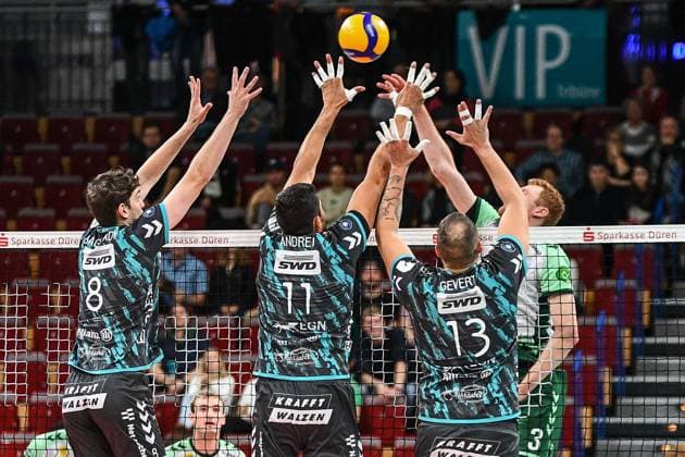 Sport Themen der Woche KW46 Sport Bilder des Tages Yannick Harms (FT Freiburg, 3) rechts hebt den Ball über den Block von Robin Baghdady (Powervolleys Düren, 8), Michael Andrei (Powervolleys Düren, 11) und Sebastian Gevert (Powervolleys Düren, 13), Aktion, Action, Spielszene, 14.11.2023, Düren (Deutschland), Volleyball, 1. Bundesliga, SWD Powervolleys Düren - FT 1844 Freiburg *** Yannick Harms FT Freiburg, 3 right lifts the ball over the block of Robin Baghdady Powervolleys Düren, 8 , Michael Andrei Powervolleys Düren, 11 and Sebastian Gevert Powervolleys Düren, 13 , Action, Action, Game scene, 14 11 2023, Düren Germany , Volleyball, 1 Bundesliga, SWD Powervolleys Düren FT 1844 Freiburg xmhx