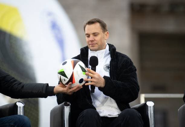 Football, 2023 2024 season, presentation of the official match ball of UEFA Euro 2024, goalkeeper Manuel Neuer FC Bayern Munich with the ball, 15 11 2023, Copyright: xSebastianxRäppold MatthiasxKochx
