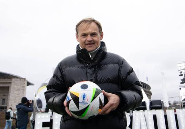 Football, 2023 2024 season, Presentation of the official match ball of UEFA Euro 2024, Björn Gulden CEO Adidas with ball, 15 11 2023, Copyright: xSebastianxRäppold MatthiasxKochx