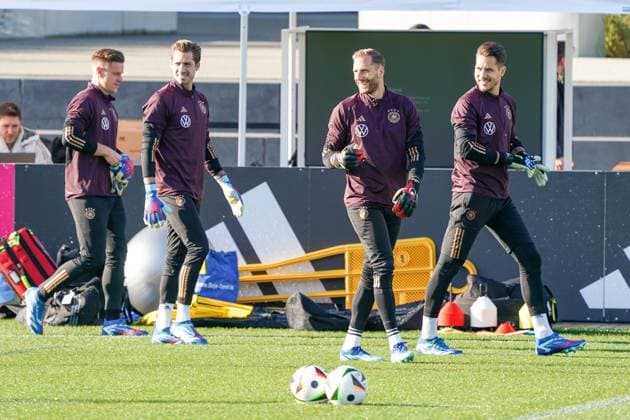 Goalkeeper Goalie Marc Andre ter Stegen Germany Germany , Goalkeeper Goalie Kevin Trapp Germany Germany , Goalkeeper Goalie Janis Blaswich Germany Germany , Goalkeeper Oliver Baumann Germany Germany on the way to training with the new ball Football love for Euro 2024 in Germany 15 11 2023 Training German national team, DFB Campus Frankfurt
