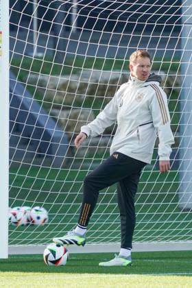 National coach Julian Nagelsmann Germany Germany with the new ball Football love of Euro 2024 in Germany 15 11 2023 Training German national team, DFB Campus Frankfurt