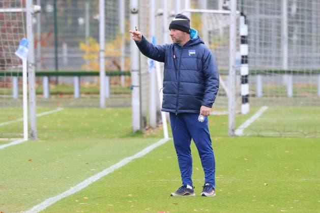 DEU, DFL, 2 FBL Hertha BSC, Training, 15 11 2023, Sportforum, Berlin, DEU, DFL, 2 FBL Hertha BSC, Training, im Bild Cheftrainer Pal Dardai Hertha BSC Berlin DFL regulations prohibit any use of Photographs as image sequences and or quasi video Foto Juergen Engler nordphoto GmbH nordphotoxGmbHx xEngler nph00076