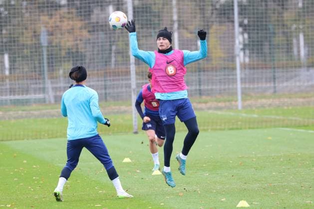 DEU, DFL, 2 FBL Hertha BSC, Training, 15 11 2023, Sportforum, Berlin, DEU, DFL, 2 FBL Hertha BSC, Training, in the picture Marton Dardai Hertha BSC Berlin 31 , Michat Karbownik Hertha BSC Berlin 6 DFL regulations prohibit any use of Photographs as image sequences and or quasi video Foto Juergen Engler nordphoto GmbH nordphotoxGmbHx xEngler nph00076