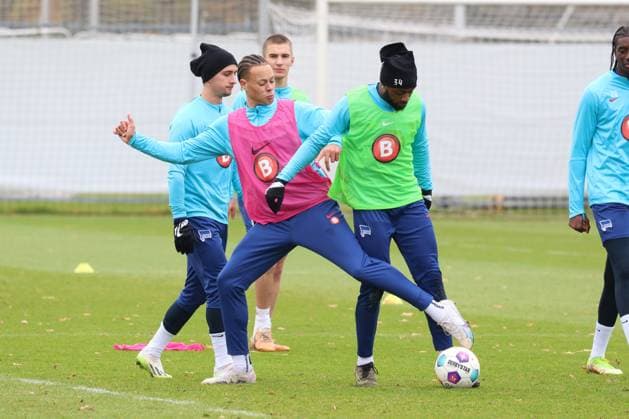 DEU, DFL, 2 FBL Hertha BSC, Training, 15 11 2023, Sportforum, Berlin, DEU, DFL, 2 FBL Hertha BSC, Training, in the picture Derry Scherhant Hertha BSC Berlin 39 , Deyovaisio Zeefuik Hertha BSC Berlin 34 , Michat Karbownik Hertha BSC Berlin 6 DFL regulations prohibit any use of Photographs as image sequences and or quasi video Foto Juergen Engler nordphoto GmbH nordphotoxGmbHx xEngler nph00076