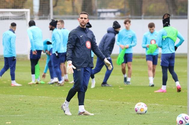 DEU, DFL, 2 FBL Hertha BSC, Training, 15 11 2023, Sportforum, Berlin, DEU, DFL, 2 FBL Hertha BSC, Training, im Bild Marius Gersbeck Hertha BSC Berlin 35 , Hertha Spielerkreis DFL regulations prohibit any use of Photographs as image sequences and or quasi video Foto Juergen Engler nordphoto GmbH nordphotoxGmbHx xEngler nph00076