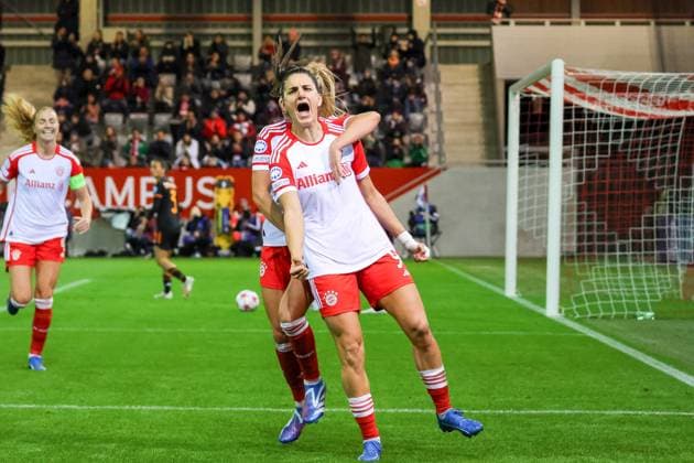 Bilder des Jahres 2023, Sport 11 November Sport Themen der Woche KW46 Sport Bilder des Tages Jubel nach dem Tor zum 1:0 durch Jovana Damnjanovic (FC Bayern Muenchen, 09), jubelt mit Linda Dallmann (FC Bayern Muenchen, 10), FC Bayern Muenchen vs.AS Rom, Fussball UEFA Women s Champions League, Gruppenrunde 1. Spieltag, Saison 23 24, 15.11.2023; FC Bayern Muenchen vs.AS Rom, Fussball UEFA Women s Champions League, Gruppenrunde 1. Spieltag, Saison 23 24, 15.11.2023 Muenchen *** Celebration after the 1-0 goal by Jovana Damnjanovic FC Bayern Muenchen, 09 , cheers with Linda Dallmann FC Bayern Muenchen, 10 , FC Bayern Muenchen vs AS Roma, Football UEFA Women s Champions League, Group Round 1 Matchday, Season 23 24, 15 11 2023 FC Bayern Muenchen vs AS Roma, Football UEFA Women s Champions League, Group Round 1 Matchday, Season 23 24, 15 11 2023 Muenchen Copyright: xEibner-Pressefoto JennixMaulx EP_JML