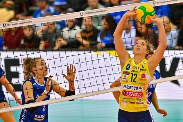 CEV CL, Allianz MTV Stuttgart vs Imoco Conegliano, ITA 15 11 2023 CEV, CL, Volleyball, Women, Season 2023 24, Allianz MTV Stuttgart in blue , vs Imoco Conegliano ITA, in yellow , 12 Madison Bugg vs 8 Monique Strubbe, Copyright: xBEAUTIFULxSPORTS TomxBlochx