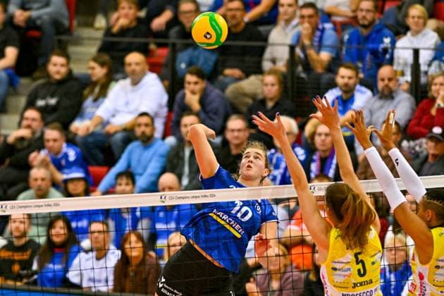 CEV CL, Allianz MTV Stuttgart vs Imoco Conegliano, ITA 15 11 2023 CEV, CL, Volleyball, Women, Season 2023 24, Allianz MTV Stuttgart in blue , against Imoco Conegliano ITA, in yellow , Jolien Knollema 10, against 5 Robin de Kruijf and on the right Vittoria Piani, Copyright: xBEAUTIFULxSPORTS TomxBlochx