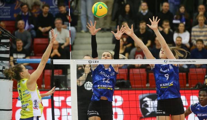 Stuttgart , Volleyball CEV Champions League , Allianz MTV Stuttgart vs Imoco Volley Conegliano , from left Kelsey Robinson Cook Coneglione Britt Bongaerts Eline Timmerman Stgt