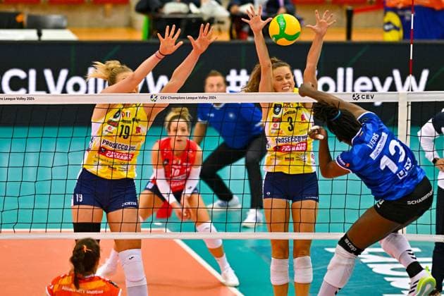 CEV CL, Allianz MTV Stuttgart vs Imoco Conegliano, ITA 15 11 2023 CEV, CL, Volleyball, Women, Season 2023 24, Allianz MTV Stuttgart in blue , against Imoco Conegliano ITA, in yellow , 13 Krystal Rivers in attack against 3 Kelsey Robinson Cook, 19 Sarah FAhr, Copyright: xBEAUTIFULxSPORTS TomxBlochx