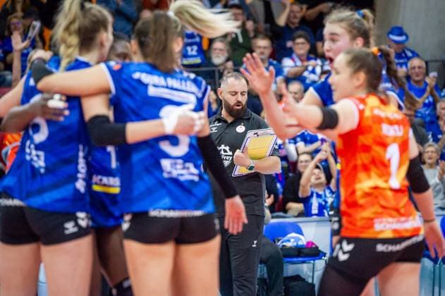 Konstantin Bitter Coach Allianz MTV Stuttgart Tactician in the background Volleyball Champions League Allianz MTV Stuttgart Imoco Volley Conegliano, 15 11 2023, Stuttgart SCHARRena , Volleyball Champions League Allianz MTV Stuttgart Imoco Volley Conegliano, 15 11 2023, Stuttgart SCHARRena , Stuttgart Copyright: xSandyxDinkelackerx EP_SDR