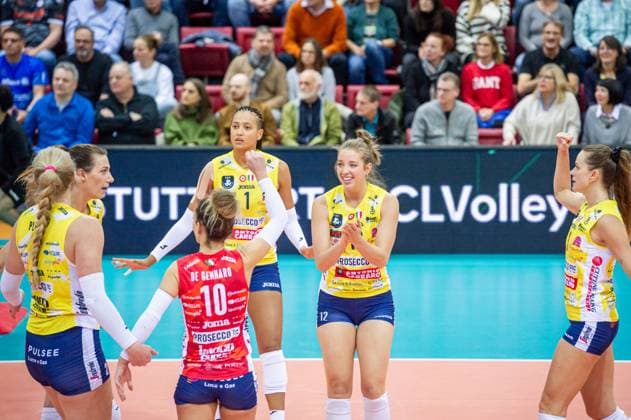 Madison Bugg Imoco Volley Conegliano, 12 , center, is happy with Team Volleyball Champions League Allianz MTV Stuttgart Imoco Volley Conegliano, 15 11 2023, Stuttgart SCHARRena , Volleyball Champions League Allianz MTV Stuttgart Imoco Volley Conegliano, 15 11 2023, Stuttgart SCHARRena , Stuttgart Copyright: xSandyxDinkelackerx EP_SDR