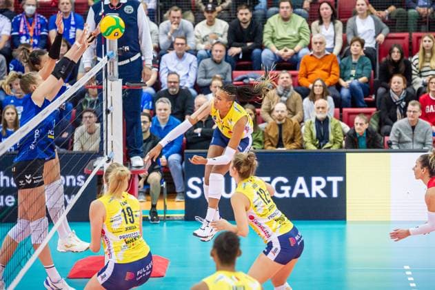 Vittoria Piani Imoco Volley Conegliano, 01 against Stuttgart block from vl Monique Strubbe Allianz MTV Stuttgart, 08 and Maria Segura Palleres Allianz MTV Stuttgart, 03 Volleyball Champions League Allianz MTV Stuttgart Imoco Volley Conegliano, 15 11 2023, Stuttgart SCHARRena , Volleyball Champions League Allianz MTV Stuttgart Imoco Volley Conegliano, 15 11 2023, Stuttgart SCHARRena , Stuttgart Copyright: xSandyxDinkelackerx EP_SDR