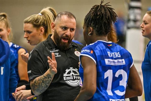 CEV CL, Allianz MTV Stuttgart vs Imoco Conegliano, ITA 15 11 2023 CEV, CL, Volleyball, Women, Season 2023 24, Allianz MTV Stuttgart in blue , against Imoco Conegliano ITA, in yellow , Stuttgarts coach Konstantin Bitter in time-out with Krystal Rivers, 13 Copyright: xBEAUTIFULxSPORTS TomxBlochx