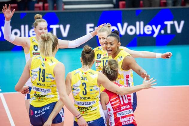 Cheering for the Italian team, vl Isabelle Haak Imoco Volley Conegliano, 11 , Sarah Fahr Imoco Volley Conegliano, 19 , Kelsey Robinson Cook Imoco Volley Conegliano, 03 , Monica De Gennaro Imoco Volley Conegliano, 10 , Joanna Wolosz Imoco Volley Conegliano, 14 , Khalia Lanier Imoco Volley Conegliano, 16 Volleyball Champions League Allianz MTV Stuttgart Imoco Volley Conegliano, 15 11 2023, Stuttgart SCHARRena , Volleyball Champions League Allianz MTV Stuttgart Imoco Volley Conegliano, 15 11 2023, Stuttgart SCHARRena , Stuttgart Copyright: xSandyxDinkelackerx EP_SDR