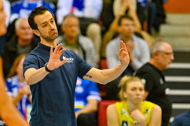 CEV CL, Allianz MTV Stuttgart vs Imoco Conegliano, ITA 15 11 2023 CEV, CL, Volleyball, Women, Season 2023 24, Allianz MTV Stuttgart in blue , against Imoco Conegliano ITA, in yellow , Imoco coach Daniele Santarelli, Copyright: xBEAUTIFULxSPORTS TomxBlochx