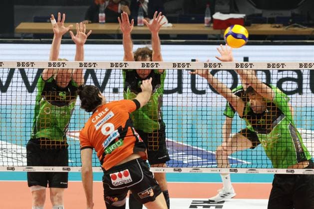 DEU, DVV, 1 VBL, BR Volleys vs Bitterfeld Wolfen, 15 11 2023, Max Schmeling Halle, Berlin, DEU, DVV, 1 VBL, BR Volleys vs Bitterfeld Wolfen, in the picture Timothee Carle BR Volleys 9 , Matus Jalovecky Bitterfeld Wolfen 5 , Eric Christopher Visgitis Bitterfeld Wolfen 4 , Ben Simon Bonin Bitterfeld Wolfen 16 Photo Juergen Engler nordphoto GmbH nordphotoxGmbHx xEngler nph00076