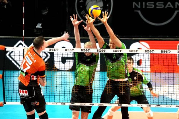 DEU, DVV, 1 VBL, BR Volleys vs Bitterfeld Wolfen, 15 11 2023, Max Schmeling Halle, Berlin, DEU, DVV, 1 VBL, BR Volleys vs Bitterfeld Wolfen, in the picture Marek Sotola BR Volleys 17 , Julian Hoyer Bitterfeld Wolfen 6 , Sebastian Lucas Roesler Bitterfeld Wolfen 11 Photo Juergen Engler nordphoto GmbH nordphotoxGmbHx xEngler nph00076
