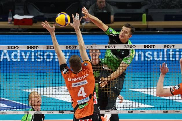 DEU, DVV, 1 VBL, BR Volleys vs Bitterfeld Wolfen, 15 11 2023, Max Schmeling Halle, Berlin, DEU, DVV, 1 VBL, BR Volleys vs Bitterfeld Wolfen, in the picture Timo Tammemaa BR Volleys 4 , Sebastian Lucas Roesler Bitterfeld Wolfen 11 Photo Juergen Engler nordphoto GmbH nordphotoxGmbHx xEngler nph00076