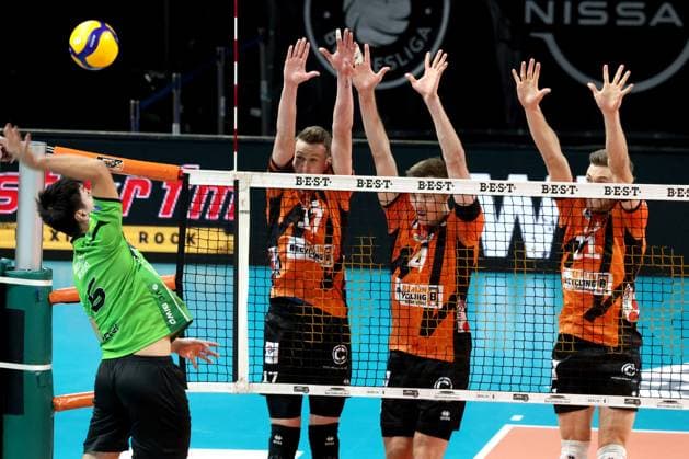 DEU, DVV, 1 VBL, BR Volleys vs Bitterfeld Wolfen, 15 11 2023, Max Schmeling Halle, Berlin, DEU, DVV, 1 VBL, BR Volleys vs Bitterfeld Wolfen, in the picture Marek Sotola BR Volleys 17 , Timo Tammemaa BR Volleys 4 , Tobias Krick BR Volleys 21 , Julian Hoyer Bitterfeld Wolfen 6 Photo Juergen Engler nordphoto GmbH nordphotoxGmbHx xEngler nph00076