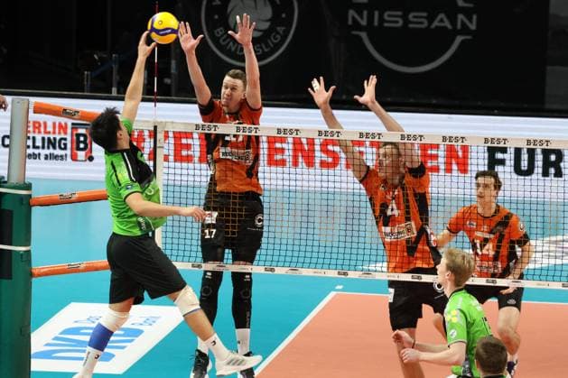 DEU, DVV, 1 VBL, BR Volleys vs Bitterfeld Wolfen, 15 11 2023, Max Schmeling Halle, Berlin, DEU, DVV, 1 VBL, BR Volleys vs Bitterfeld Wolfen, in the picture Marek Sotola BR Volleys 17 , Timo Tammemaa BR Volleys 4 , Leon Dervisaj BR Volleys 14 , Julian Hoyer Bitterfeld Wolfen 6 Photo Juergen Engler nordphoto GmbH nordphotoxGmbHx xEngler nph00076
