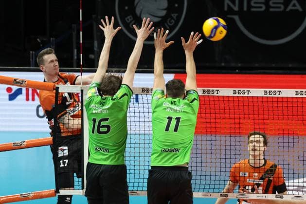 DEU, DVV, 1 VBL, BR Volleys vs Bitterfeld Wolfen, 15 11 2023, Max Schmeling Halle, Berlin, DEU, DVV, 1 VBL, BR Volleys vs Bitterfeld Wolfen, in the picture Marek Sotola BR Volleys 17 , Leon Dervisaj BR Volleys 14 , Ben Simon Bonin Bitterfeld Wolfen 16 , Sebastian Lucas Roesler Bitterfeld Wolfen 11 Photo Juergen Engler nordphoto GmbH nordphotoxGmbHx xEngler nph00076