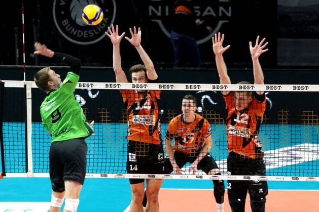 DEU, DVV, 1 VBL, BR Volleys vs Bitterfeld Wolfen, 15 11 2023, Max Schmeling Halle, Berlin, DEU, DVV, 1 VBL, BR Volleys vs Bitterfeld Wolfen, in the picture Leon Dervisaj BR Volleys 14 , Saso Stalekar BR Volleys 12 , Marek Sotola BR Volleys 17 , Logan House Bitterfeld Wolfen 8 Photo Juergen Engler nordphoto GmbH nordphotoxGmbHx xEngler nph00076