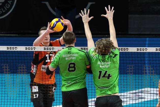 DEU, DVV, 1 VBL, BR Volleys vs Bitterfeld Wolfen, 15 11 2023, Max Schmeling Halle, Berlin, DEU, DVV, 1 VBL, BR Volleys vs Bitterfeld Wolfen, in the picture Marek Sotola BR Volleys 17 , Logan House Bitterfeld Wolfen 8 , Peer Lindemann Bitterfeld Wolfen 14 Photo Juergen Engler nordphoto GmbH nordphotoxGmbHx xEngler nph00076
