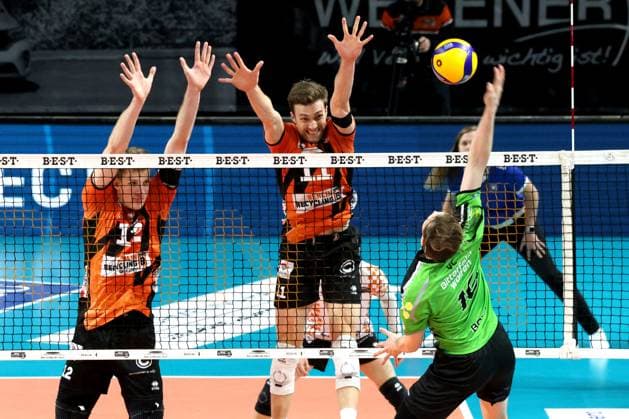 DEU, DVV, 1 VBL, BR Volleys vs Bitterfeld Wolfen, 15 11 2023, Max Schmeling Halle, Berlin, DEU, DVV, 1 VBL, BR Volleys vs Bitterfeld Wolfen, in the picture Saso Stalekar BR Volleys 12 , Cody Kessel BR Volleys 11 , Ben Simon Bonin Bitterfeld Wolfen 16 Photo Juergen Engler nordphoto GmbH nordphotoxGmbHx xEngler nph00076