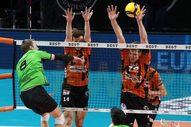 DEU, DVV, 1 VBL, BR Volleys vs Bitterfeld Wolfen, 15 11 2023, Max Schmeling Halle, Berlin, DEU, DVV, 1 VBL, BR Volleys vs Bitterfeld Wolfen, in the picture Leon Dervisaj BR Volleys 14 , Saso Stalekar BR Volleys 12 , Logan House Bitterfeld Wolfen 8 Photo Juergen Engler nordphoto GmbH nordphotoxGmbHx xEngler nph00076