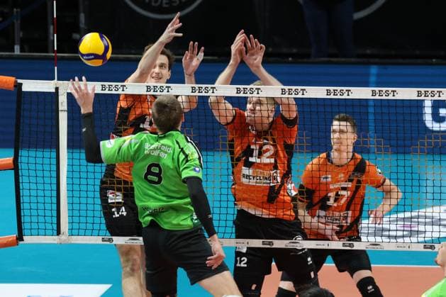 DEU, DVV, 1 VBL, BR Volleys vs Bitterfeld Wolfen, 15 11 2023, Max Schmeling Halle, Berlin, DEU, DVV, 1 VBL, BR Volleys vs Bitterfeld Wolfen, in the picture Leon Dervisaj BR Volleys 14 , Saso Stalekar BR Volleys 12 , Marek Sotola BR Volleys 17 , Logan House Bitterfeld Wolfen 8 Photo Juergen Engler nordphoto GmbH nordphotoxGmbHx xEngler nph00076