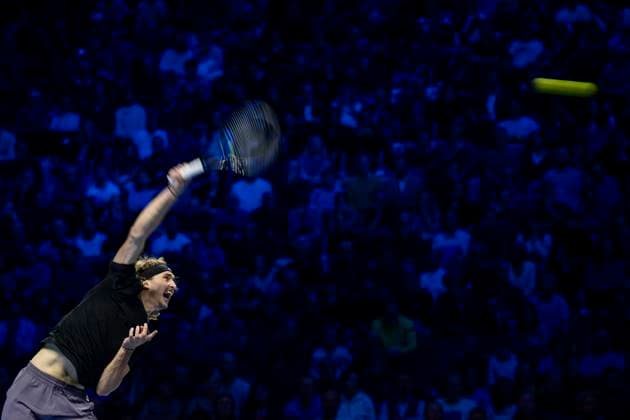 Nitto ATP, Tennis Herren Finals - Day Four Alexander Zverev of Germany serves during the round robin singles match against Daniil Medvedev of Russia during day four of the Nitto ATP Finals. Turin Italy Copyright: xNicolòxCampox