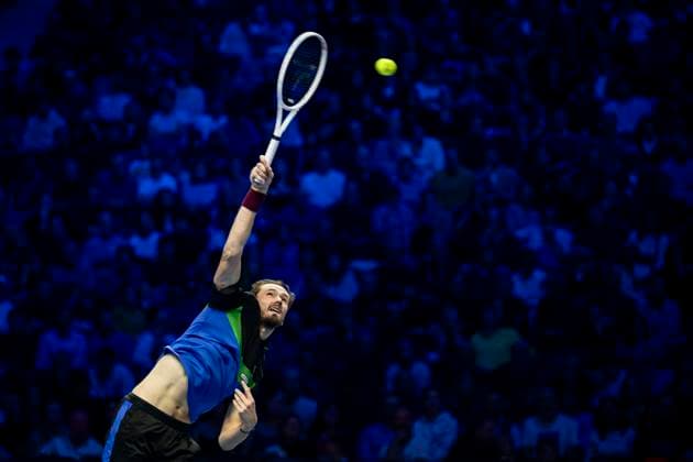 Nitto ATP, Tennis Herren Finals - Day Four Daniil Medvedev of Russia serves during the round robin singles match against Alexander Zverev of Germany during day four of the Nitto ATP Finals. Turin Italy Copyright: xNicolòxCampox