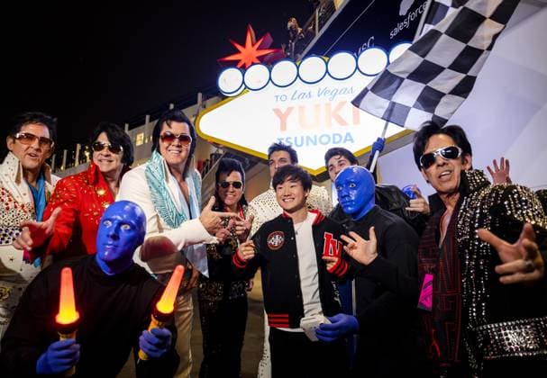 LAS VEGAS - Yuki Tsunoda (AlphaTauri) is welcomed upon arrival for the media day prior to the Formula 1 Grand Prix at the Las Vegas Strip Circuit. ANP SEM VAN DER WAL F1 Grand Prix of Las Vegas - Previews 2022 23 xVIxANPxSportx xxANPxIVx 483993644 originalFilename: 483993644.jpg